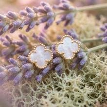 Златни обеци Детелинки с нежен седеф-11мм