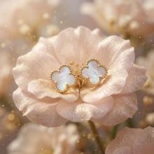 Златни обеци Детелинки с нежен седеф-7мм