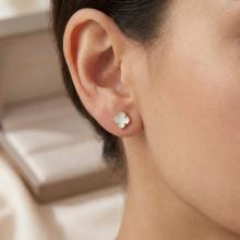 Златни обеци Детелинки с нежен седеф-7мм