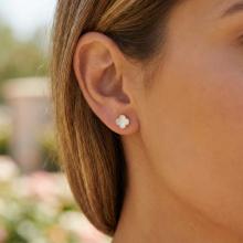 Златни обеци Детелинки с нежен седеф-7мм