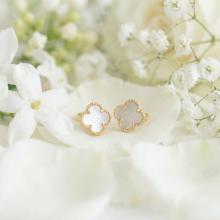 Златни обеци Детелинки с нежен седеф-7мм