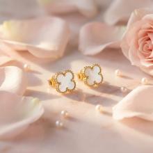 Златни обеци Детелинки с нежен седеф-7мм