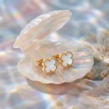 Златни обеци Детелинки с нежен седеф-7мм