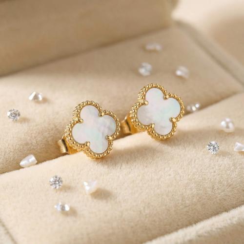 Златни обеци Детелинки с нежен седеф-9мм