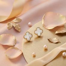 Златни обеци Детелинки с нежен седеф-9мм Златни обеци Детелинки с нежен седеф-9мм