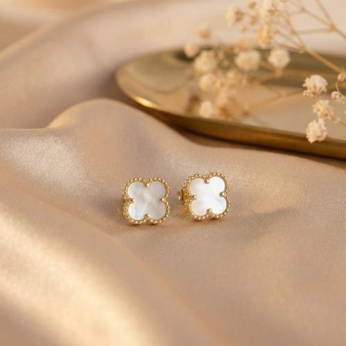 Златни обеци Детелинки с нежен седеф-9мм