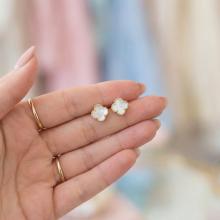 Златни обеци Детелинки с нежен седеф-9мм Златни обеци Детелинки с нежен седеф-9мм