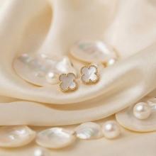 Златни обеци Детелинки с нежен седеф-9мм Златни обеци Детелинки с нежен седеф-9мм