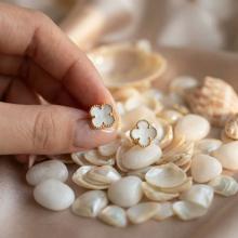 Златни обеци Детелинки с нежен седеф-9мм Златни обеци Детелинки с нежен седеф-9мм