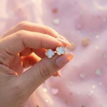 Златни обеци Детелинки с нежен седеф-9мм Златни обеци Детелинки с нежен седеф-9мм