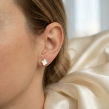 Златни обеци Детелинки с нежен седеф-9мм Златни обеци Детелинки с нежен седеф-9мм