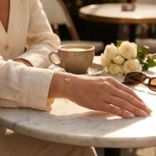 Златна гривна с инициали