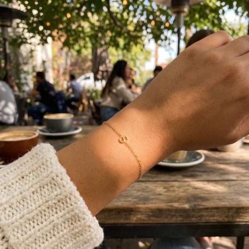 Златна гривна с инициали