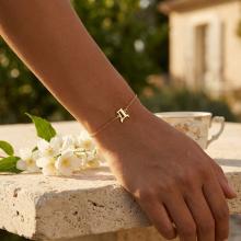 Златна гривна с инициали