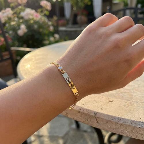 Златна гривна с плочка и циркон