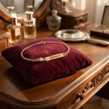 Златна гривна с плочка и циркон