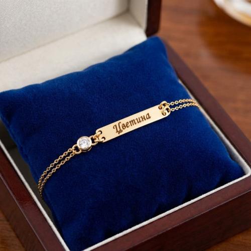 Златна гривна с плочка и циркон