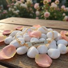 Златна гривна с плочка и циркон