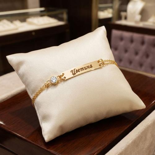 Златна гривна с плочка и циркон