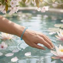 Гривна със златни топчета и сини мъниста R10