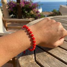 Гривна със златни топчета и червени мъниста R10