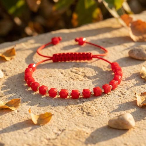 Гривна със златни топчета и червени мъниста R10