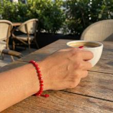 Гривна със златни топчета и червени мъниста R10