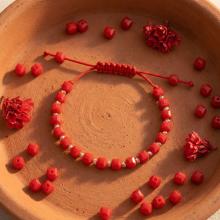 Гривна със златни топчета и червени мъниста R10