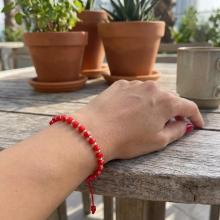 Гривна със златни топчета и червени мъниста R10