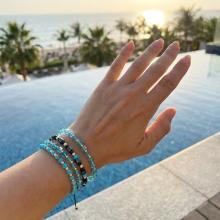 Гривна със златни топчета и сини мъниста R10