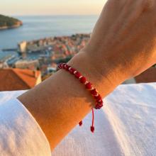 Гривна със златни топчета и тъмно червени мъниста R10 Гривна със златни топчета и тъмно червени мъниста R10