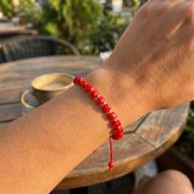 Гривна със златни топчета и тъмно червени мъниста R10 Гривна със златни топчета и тъмно червени мъниста R10