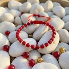 Гривна със златни топчета и тъмно червени мъниста R10 Гривна със златни топчета и тъмно червени мъниста R10