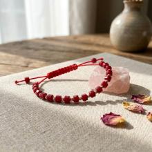 Гривна със златни топчета и тъмно червени мъниста R10 Гривна със златни топчета и тъмно червени мъниста R10