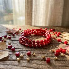 Гривна със златни топчета и тъмно червени мъниста R10 Гривна със златни топчета и тъмно червени мъниста R10
