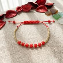 Гривна със златни топчета и червени мъниста R11