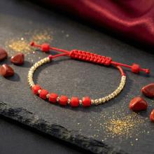 Гривна със златни топчета и червени мъниста R11