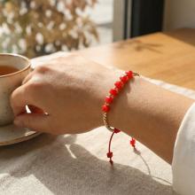 Гривна със златни топчета и червени мъниста R11