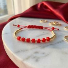 Гривна със златни топчета и червени мъниста R11