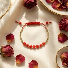 Гривна със златни топчета и червени мъниста R11