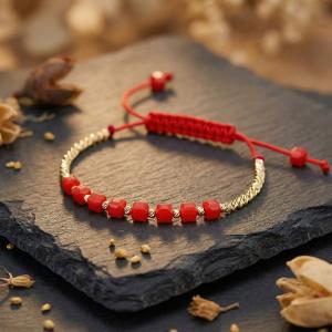 Гривна със златни топчета и червени мъниста R11