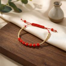 Гривна със златни топчета и червени мъниста R11