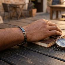 Мъжка гривна със златни топчета и хематит