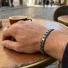 Мъжка гривна със златни топчета и хематит