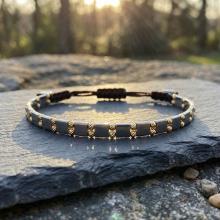 Мъжка гривна със златни топчета и хематит