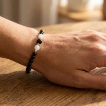 Гривна със златни топчета и мъниста