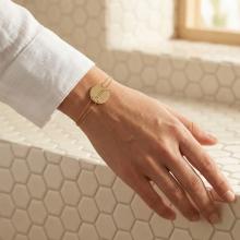 Златна гривна с кръгла плочка