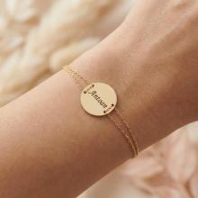 Златна гривна с кръгла плочка