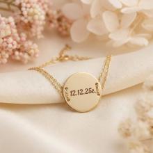 Златна гривна с кръгла плочка