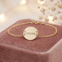 Златна гривна с кръгла плочка